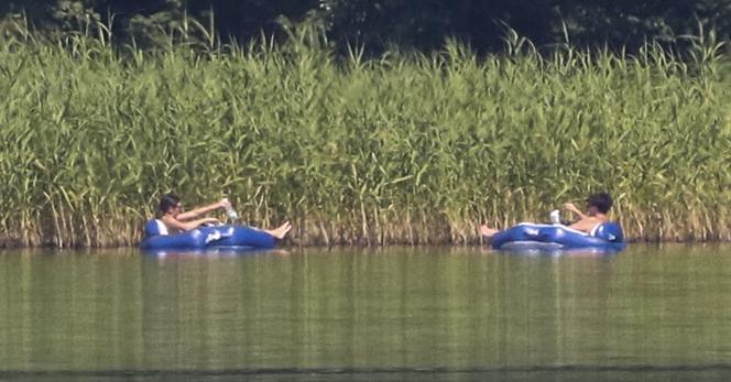 JOLA I OLA PLUSKAJĄ SIĘ NA MAZURACH.