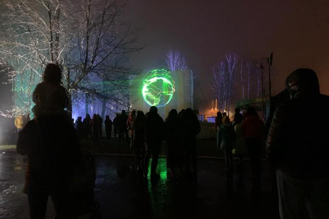 Śląskie: 2 tysiące osób zgromadziło się w parku na pokazach iluminacyjnych. Wkroczyła policja, sprawia trafiła do prokuratury