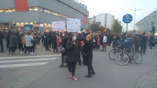    Ruszyła kolejna manifestacja w Łodzi przeciwko wyrokowi Trybunału Konstytucyjnego