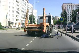 Hardcorowe WIDEO - przejechał ciężarówką rowerzystkę!