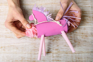 Baw się z dzieckiem! Zobacz, jak zrobić kreatywne zabawki z tekturowych rolek