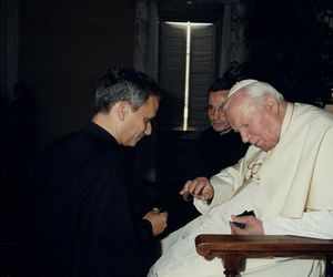  Zdjęcie Leona XIV z Janem Pawłem II. Tak wyglądał nowy papież w młodości poznał go w 1982