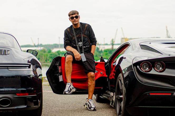 Arek Kocik z Królowych życia lubi się lansować! Czym jeździ nowy bohater? 