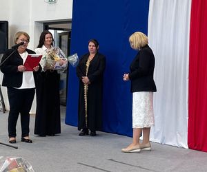 Pierwsza Dama uczciła z uczniami 100 lat od nadania imienia Stefana Batorego Szkole Podstawowej w Liwie