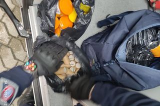 Karetką na sygnale chcieli wwieźć petardy na mecz! Skandal w Warszawie, policja komentuje