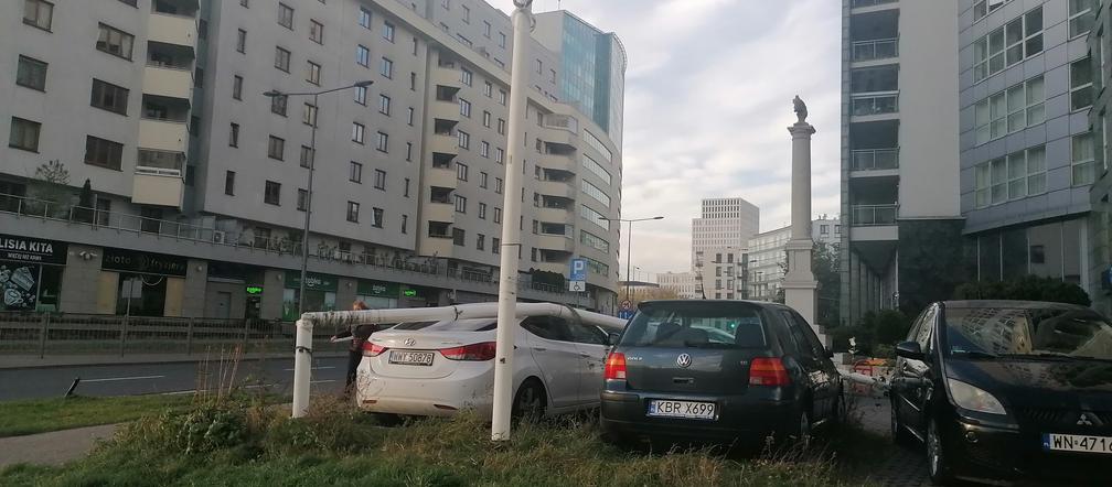 Wichura w Warszawie: Maszt spadł na samochód