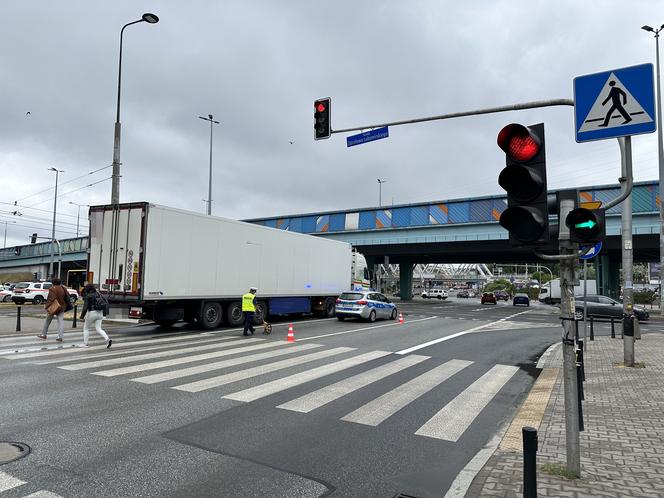 Ciężarówka zmiażdżyła pieszego na pasach w Warszawie. Fatalny wypadek, śmierć na miejscu