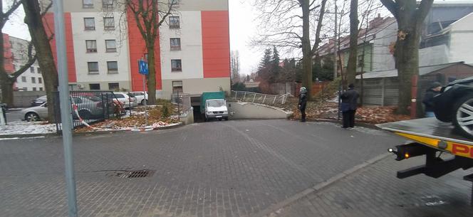 Masakra! Dachował samochodem, barierki przebiły go na wylot