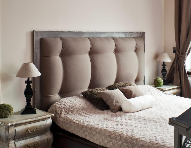 Przytulna brązowa sypialnia