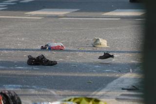 Śmiertelnie potrącił mężczyznę na pasach. Droga jest zablokowana. Policjanci pracują na miejscu