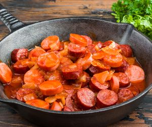 Kiełbasa duszona w sosie pomidorowym z cebulą i marchewką