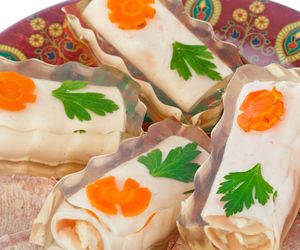 Roladki z szynki w galarecie -  przepis na klasyczną przystawkę