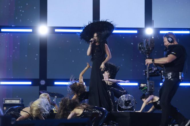 Michał Szpak tak się przejął na scenie, że zgubił mikrofon! Na szczęście nie był sam