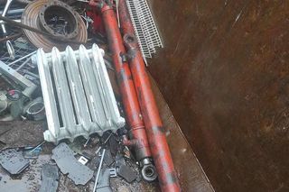 Policjanci zatrzymali go pod skupem. 55-latek tłumaczył się, że chciał pożyczyć łom