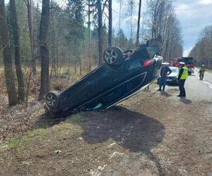 Pod Lubienią dachowało auto osobowe. Jedna osoba poszkodowana