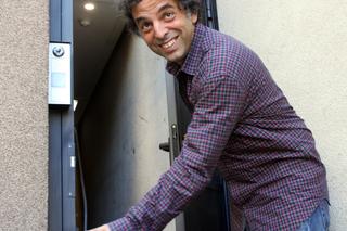 Oto najwęższy dom na świecie! Wciśnięto go w samym centrum Warszawy