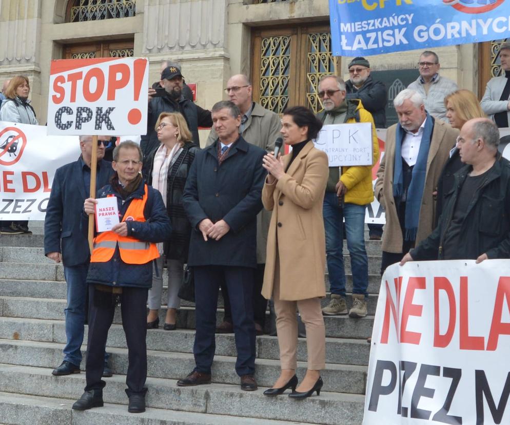 Protest w sprawie CPK przed Urzędem Wojewódzkim w Katowicach