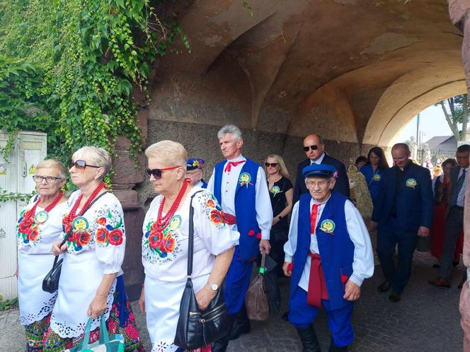 Dożynki 2024 w powiecie starachowickim. W Wąchocku dożynkowe wieńce, korowód i przysmaki