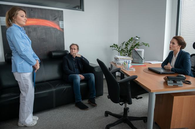 Na Wspólnej odcinek 2864, Ostrowski (Marek Kalita), Sonia (Kinga Suchan), Kolenda (Katarzyna Wajda)