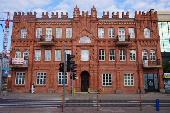 To najpiękniejsza kamienica w Białymstoku. Ceglana fasada z XIX wieku błyszczy do dziś
