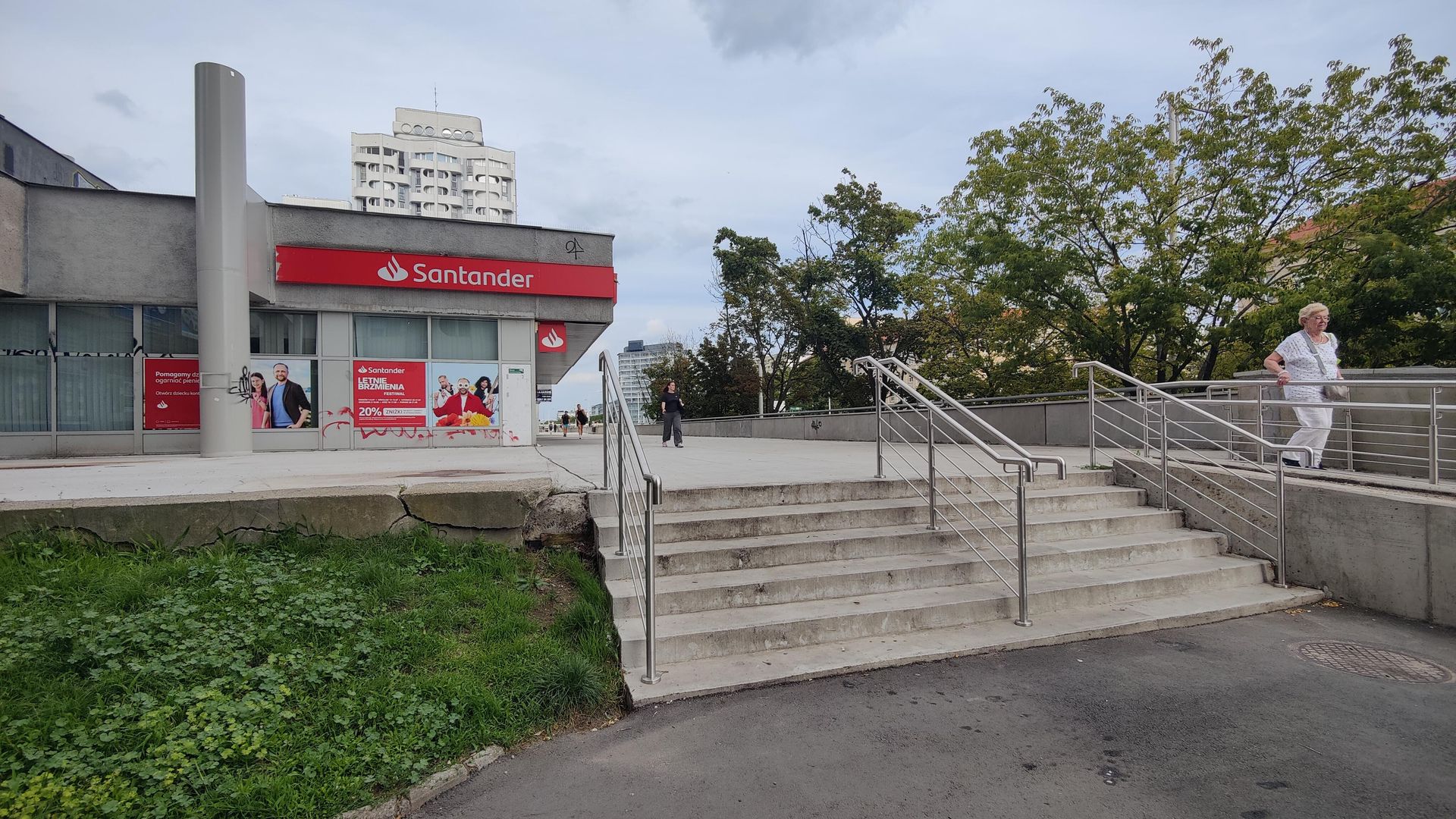 Remont esplanady przy Sedesowcach we Wrocławiu