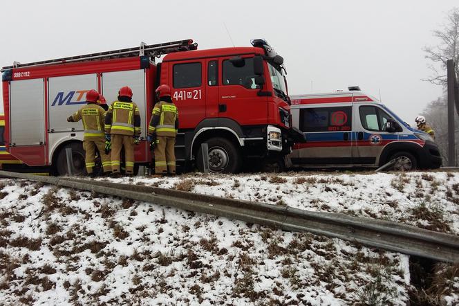 Wyleciał z drogi, huknął w bariery. Strażacy wycinali kierowcę na S8