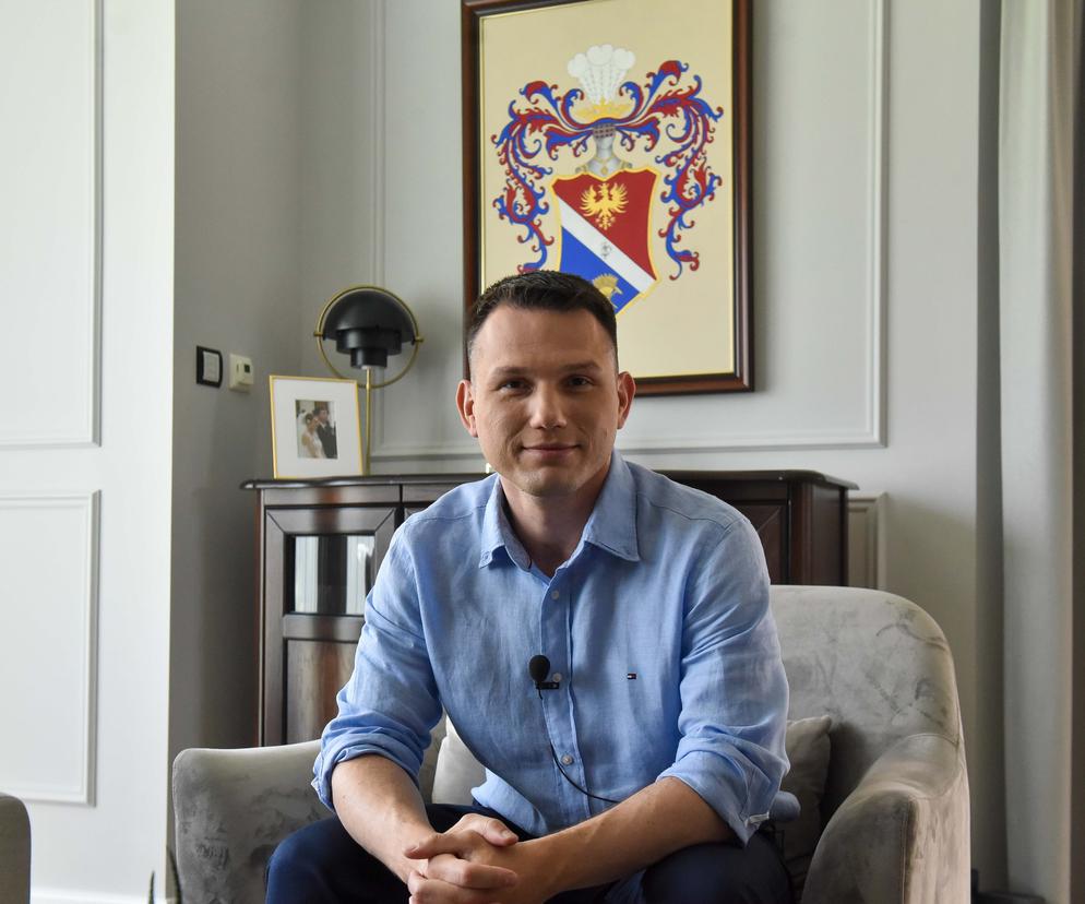 Luksusowe wnętrza, gigantyczny salon. Tak naprawdę mieszka Sławomir Mentzen. Co on ma w kuchni!