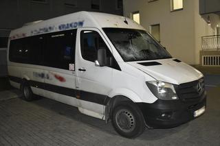 Jasło. Młody gniewny uciekł z karetki, wybił szybę radiowozu i oślepił policjanta. To nie wszystko