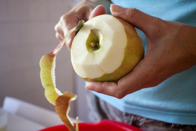 Zrezygnuj z obierania warzyw i owoców ze skórki.  Nieobrane jabłka zawierają o 267% więcej witaminy K i nie tylko