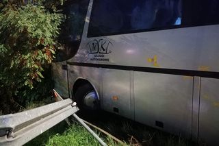 Nowy Dwór Mazowiecki. Autobus zderzył się z samochodem i przeciął barierki. Na pokładzie 33 osoby