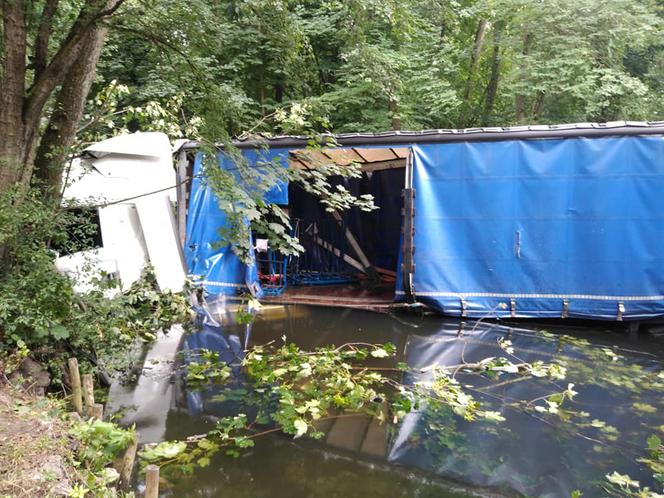 Wypadek i spore utrudnienia na A6 pod Szczecinem. Ciężarówka zjechała ze skarpy
