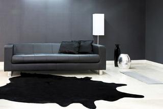 Czarna skóra przy sofie w stylu nowoczesnym