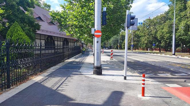 Chodnikowy slalom na Pomorskiej we Wrocławiu. Mieszkańcy: Jak piesi mają tędy chodzić? 