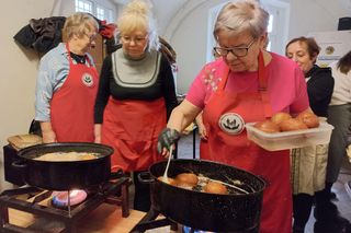 W Leszczyńskim Banku Żywności od rana smażą pączki 
