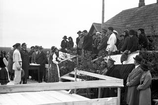 Uśmiechnięci Polacy, stroje ludowe, tańce i huczne pożegnanie lata. Tak obchodzono dożynki kilkadziesiąt lat temu