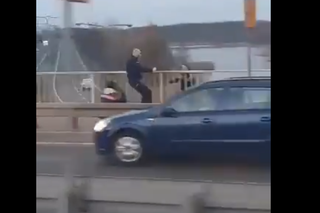Mężczyzna skoczył z wiadunktu! Policjanci narażając własne uratowali życie 38-latka! VIDEO