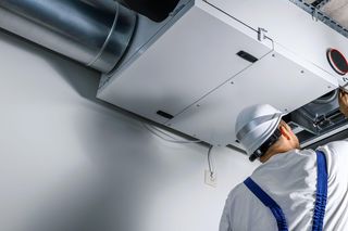 Od grawitacji do technologii. Czy wentylacja mechaniczna może zastąpić wentylację grawitacyjną w modernizowanych budynkach?