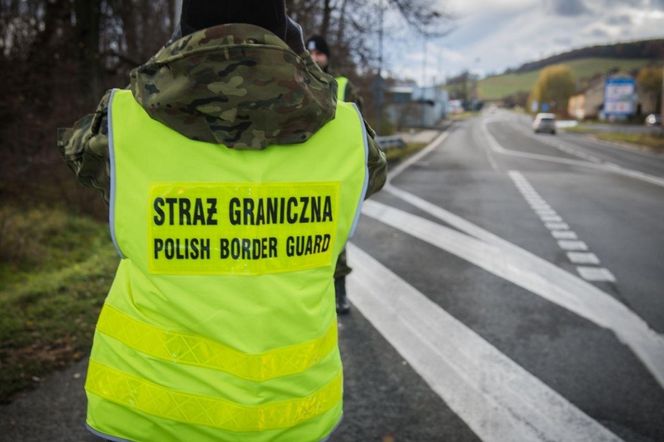 Szef MSWiA: zatrzymany kurier z trzema migrantami, którzy nielegalnie przekroczyli granicę