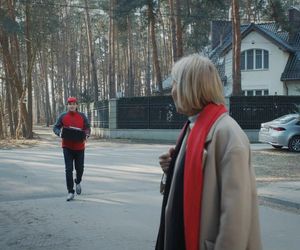 M jak miłość odc. 1869. Dorota (Iwona Rejzner), kurier (Jakub Dzięcielski)