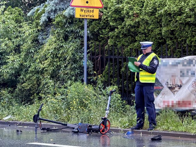 Pruszków. Przed szpitalem wpadł hulajnogą pod BMW. 21-latek w stanie krytycznym