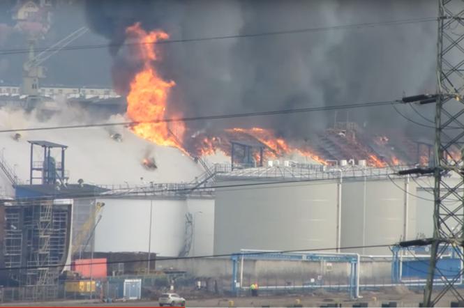 Kłęby dymu nad Gdynią: Ogromny pożar na terenie portu 