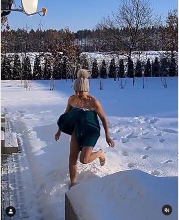 Anna Samusionek morsuje bez majtek!