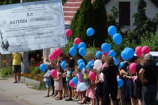 Kolorowe balony wzbiły się prosto do nieba. Wzruszający gest na pogrzebie 7-letniej Natusi. Psy zagryzły dziewczynkę [Zdjęcia]