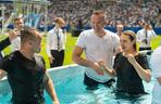43 nowych świadków Jehowy. Na lubelskim stadionie odbył się wyjątkowy chrzest