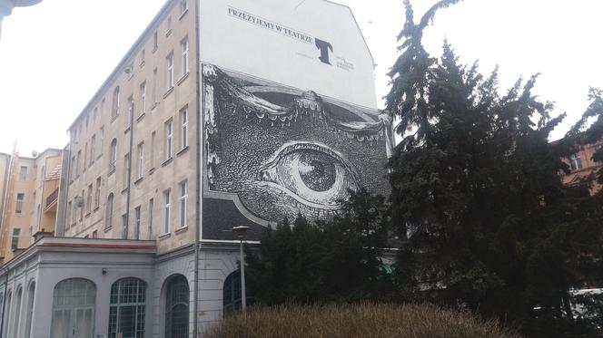 Mural na ścianie kamienicy przy Teatrze Polskim w Bydgoszczy - róg ulic Gdańskiej 68 i Alei Mickiewicza