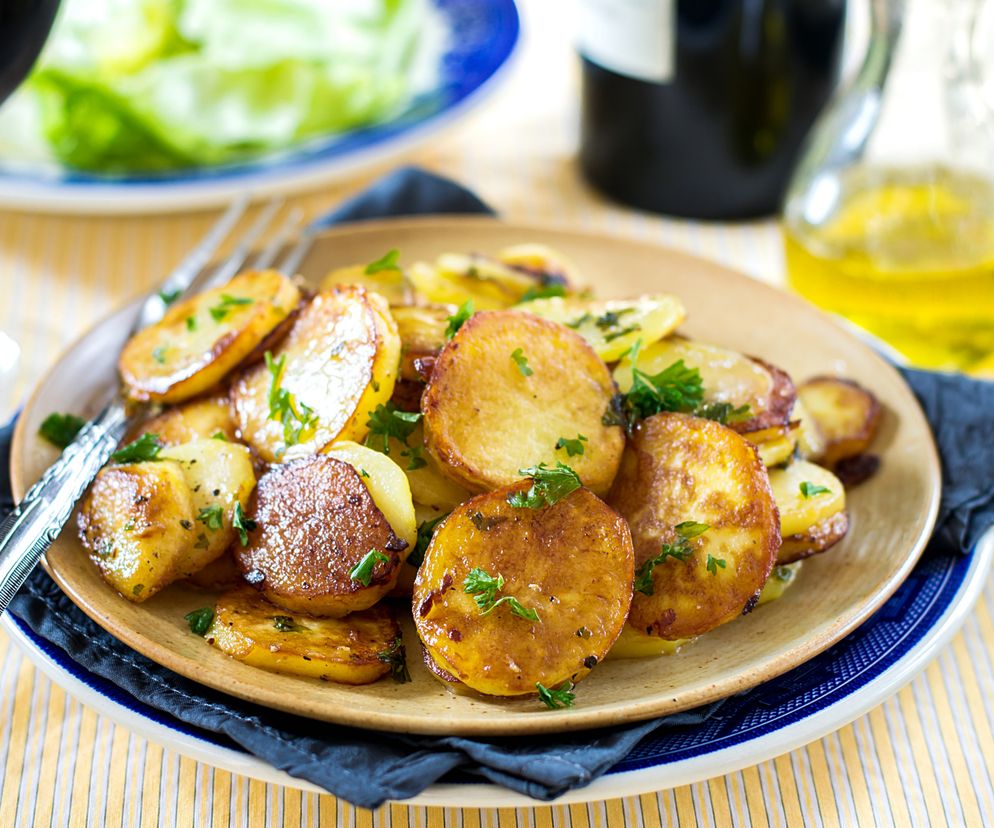 Młode ziemniaki duszone w maśle