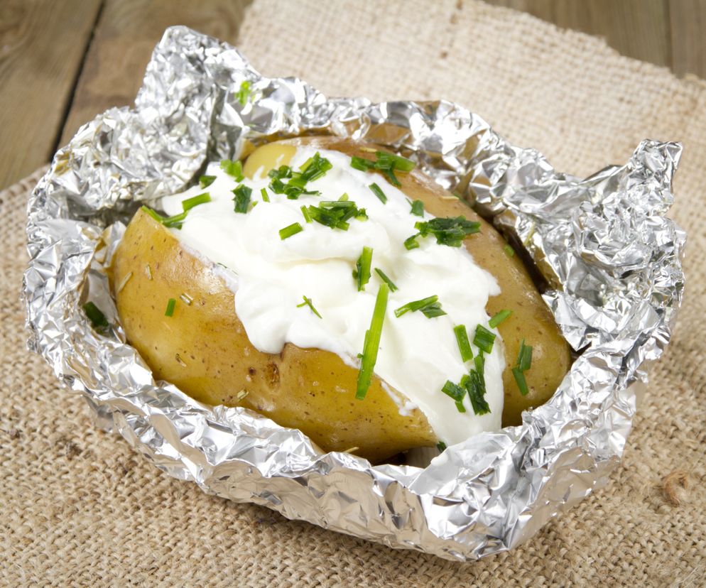 Ziemniaki pieczone w mundurkach: przepis na farsz w 4 wersjach!