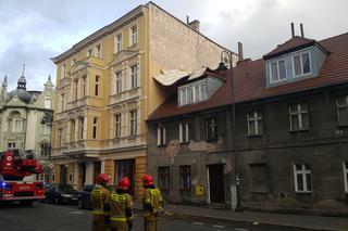 Wiatr zerwał elewację kamienicy przy ul. Pomorskiej w Bydgoszczy