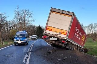 Samochód nagle wjechał pod ciężarówkę. Kierowcy w ciężkim stanie trafili do szpitala 