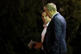 Już było ciemno, gdy politycy wyszli ze spotkania ws. rekonstrukcji. Mina Tuska mówi wszystko [FOTO]